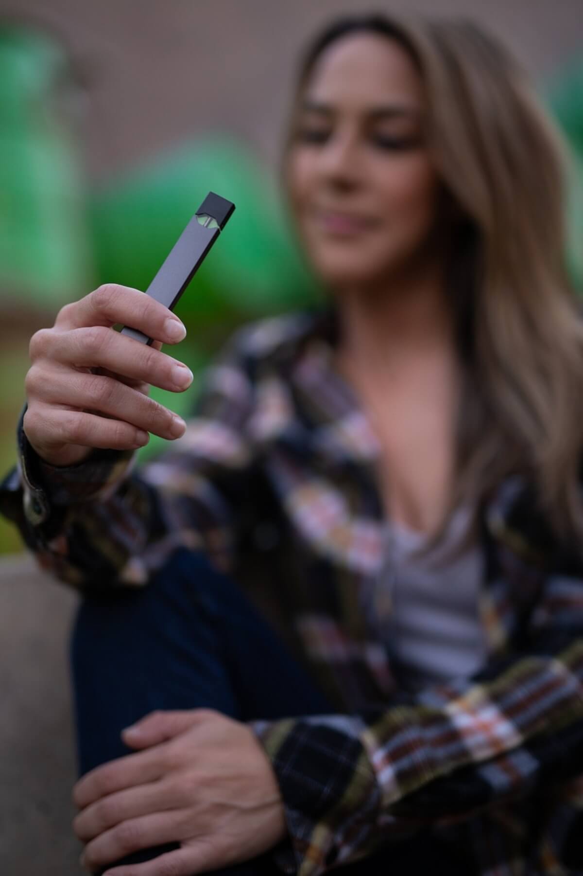 Žena fajčí najlepšiu elektronickú cigaretu